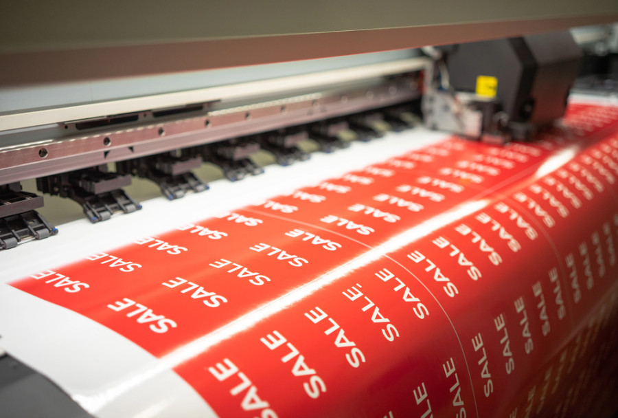 Stickermateriaal vergeleken om te gebruiken in de praktijk, van weerbestendigheid tot kleefkracht